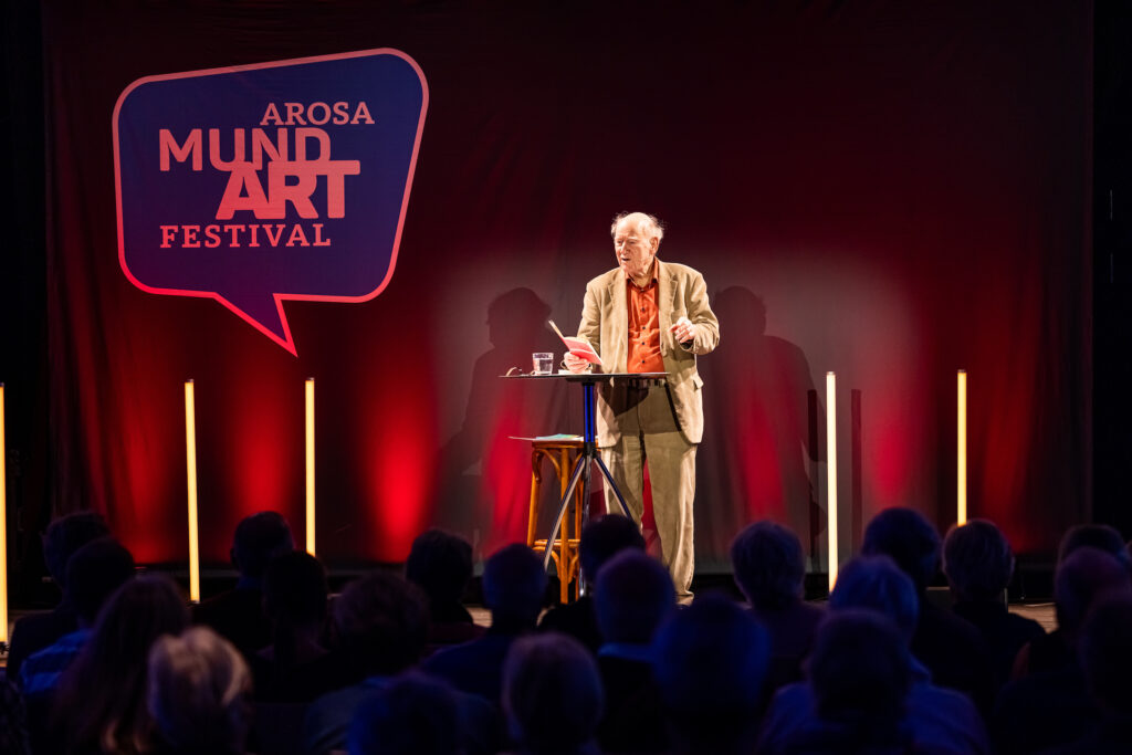 Franz Hohler in Arosa, 2024 - Foto: © Arosa Tourismus | Tomm Gadient