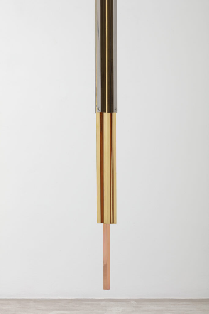Artur Lescher, Bill, 2014 Copper, brass, aluminium, 240 x 10 x 10 cm Courtesy der Künstler I the Artist und I and Galeria Nara Roesler. Foto I Photo: Everton Ballardin © Artur Lescher