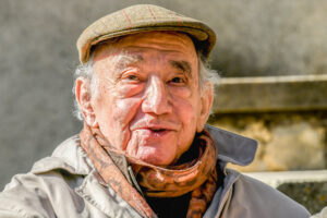 Daniel Spoerri bei der 'Pasquetta 2018' im Giardino bei Seggiano (I) - Foto: Dromedar61, https://commons.wikimedia.org/wiki/User:Dromedar61 - Lizenz: https://creativecommons.org/licenses/by-sa/4.0/deed.en