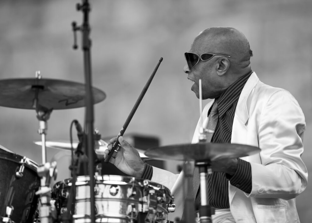 Roy Haynes, 2009 - Foto: Marek Lazarski - Lizenz: https://creativecommons.org/licenses/by-sa/4.0/deed.en - Datei: https://commons.wikimedia.org/wiki/File:Roy_Haynes_at_Newport_Jazz_Festival.jpg