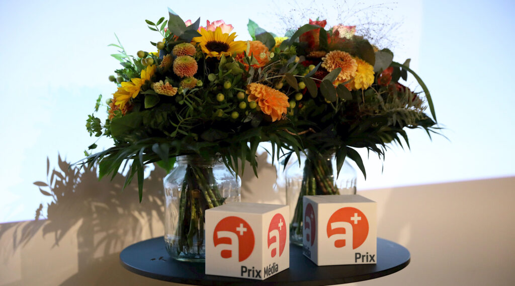 Anja Krug-Metzinger erhält für ihren Dokumentarfilm über die Ursprünge der menschlichen Kooperation den Prix Média, während Aurélie Coulon, Rachel Barbara Häubi und Kylian Marcos für ihre Multimedia-Reportage zur Gletscherschmelze in der Arktis mit dem erstmals ausgeschriebenen Prix MultiMédia ausgezeichnet werden.