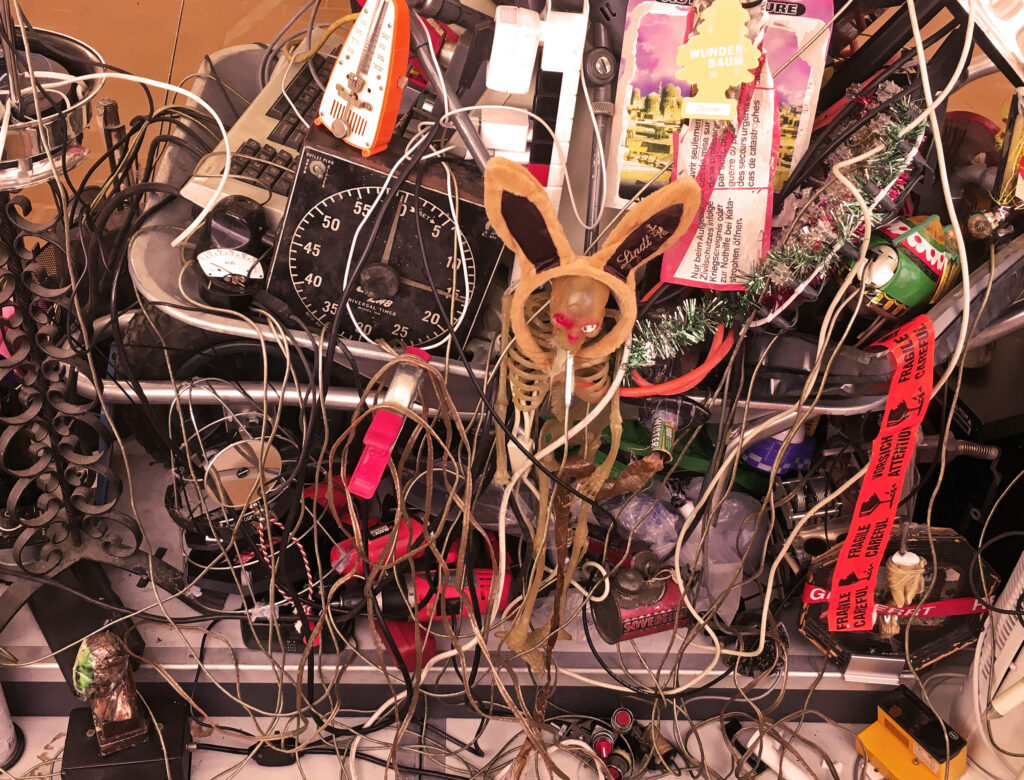 Monsignore Dies und Pat Noser, Geplante Obsoleszenz, 2021, Installation, Masse variabel
