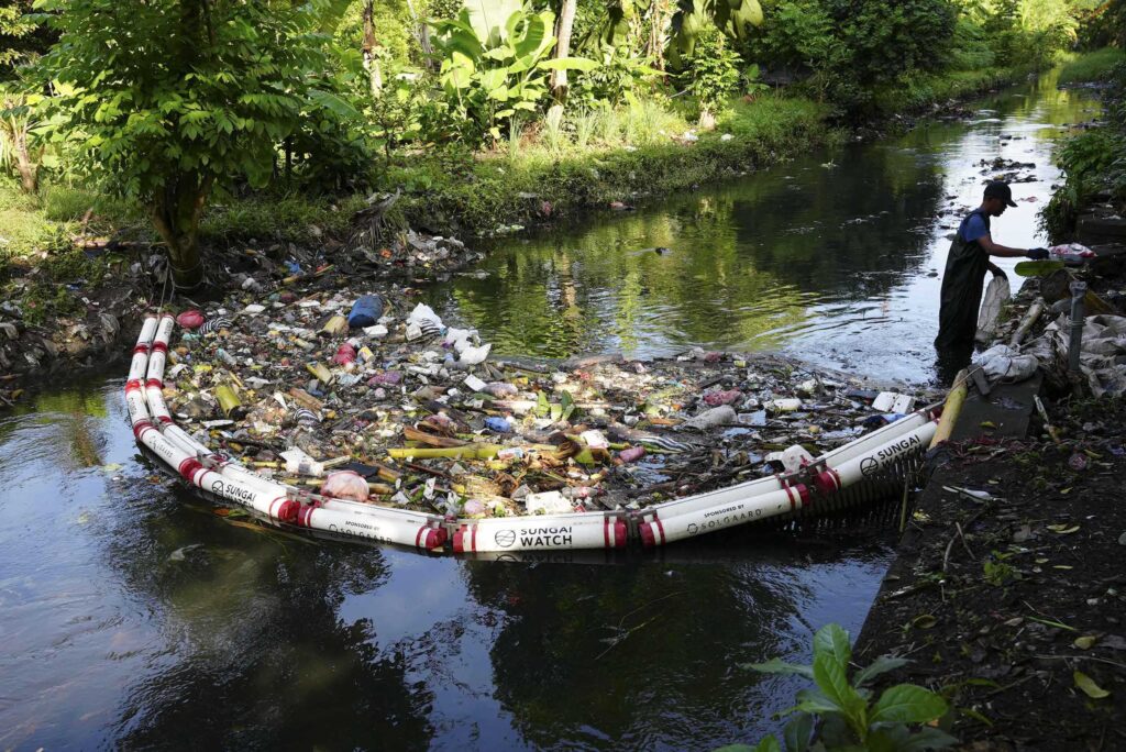 Sungai Watch, Barriereelement zur Abfallbereinigung von Flüssen, Bali, 2022, © Sungai Watch