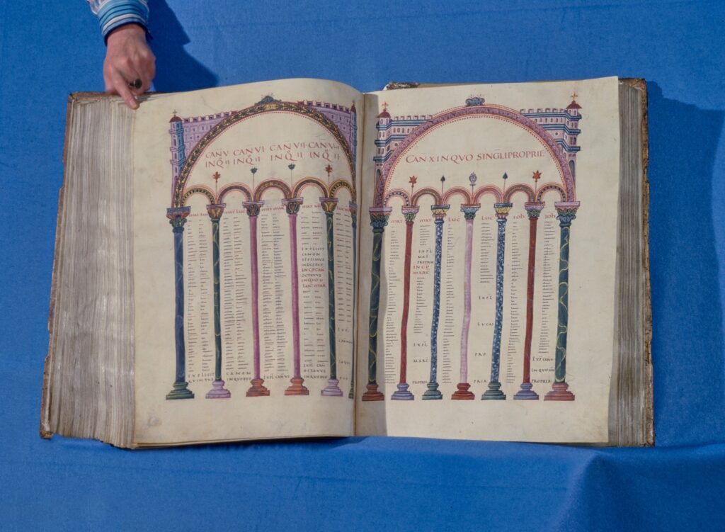 Bibel von Moutier-Grandval, die ums Jahr 830 entstanden ist - Foto: MAJH Delémont
