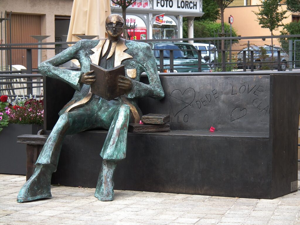 Bronze-Skulptur "Bank" (2000/2001) von Kurt Laurenz Metzler, fotografiert in Landau (Rheinland-Pfalz, Deutschland) - Foto: 4028mdk09, https://commons.wikimedia.org/wiki/User:4028mdk09, 26.06.2011 - Lizenz: https://creativecommons.org/licenses/by-sa/3.0/deed.en - Datei: https://commons.wikimedia.org/wiki/File:Bank_Bronzeskulptur_Metzler_Landau.JPG$