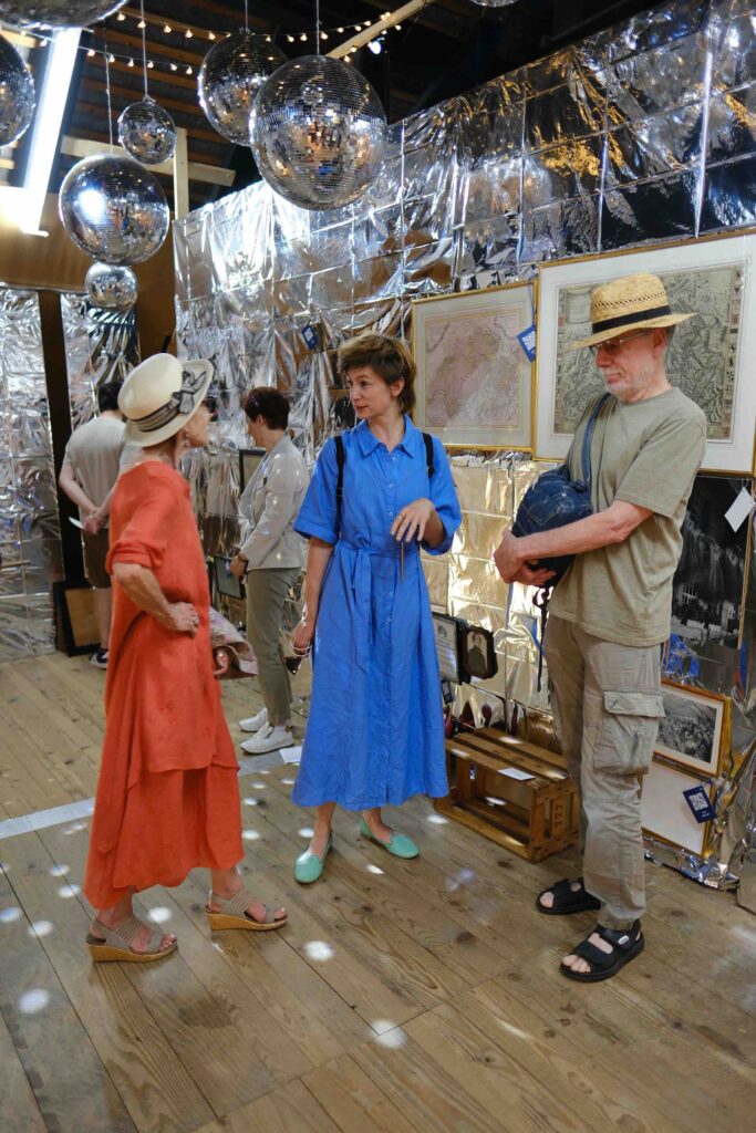 Anprobieren der Objekte am Chüechlihus-Sunndig 2023. Die entsammelten Accessoires werden zu Theaterrequisiten und sogleich in Szene gesetzt. (Foto: Andreas Reber)