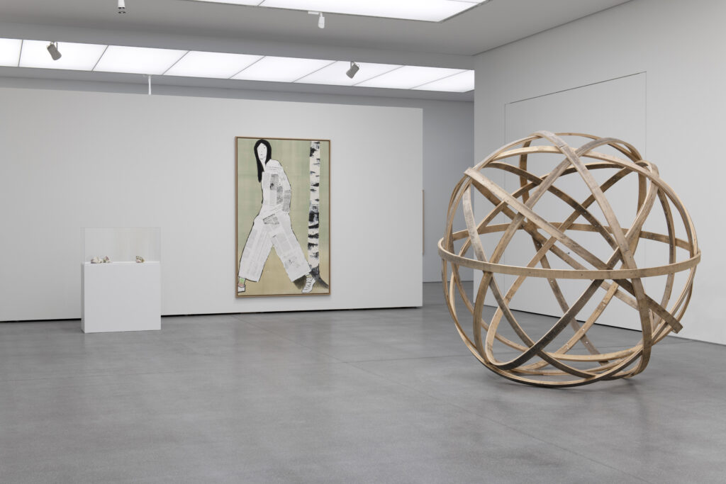 Jahresausstellung Bündner Kunstmuseum Chur 2024 mit Werken von Zilla Leutenegger und Michel Pfister (v.l.n.r.)
