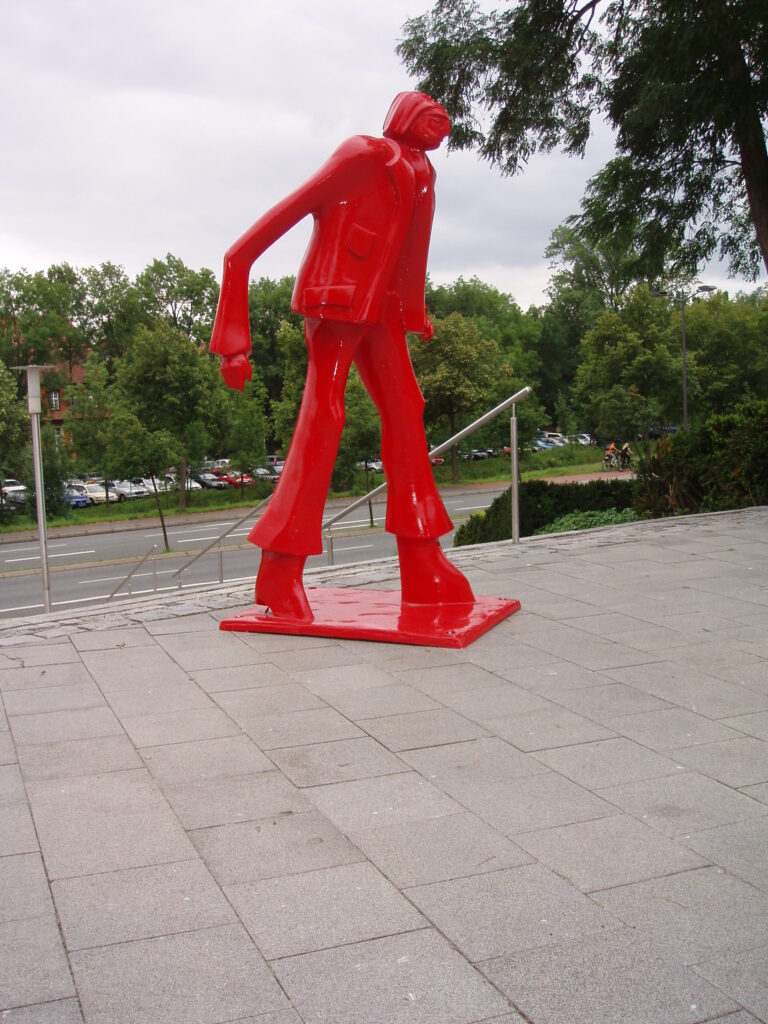 Skulptur von Kurt Laurenz Mettler, «Ein Stadtneurotiker», Ansbach, 2007 - Foto: Xocolatl - Public domain - Datei: https://commons.wikimedia.org/wiki/File:MetzlerAnsbach.jpg