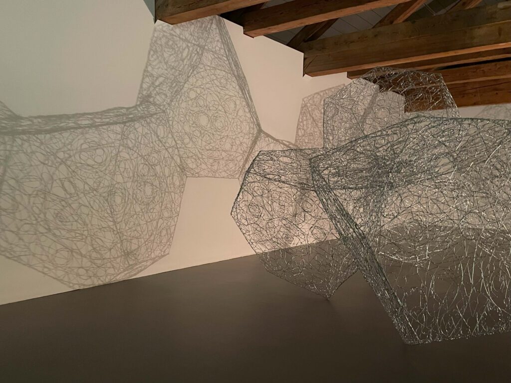 Die Installation von Vreni Wyrsch im Dachgeschoss des Hauses für Kunst Uri (Foto: zvg).