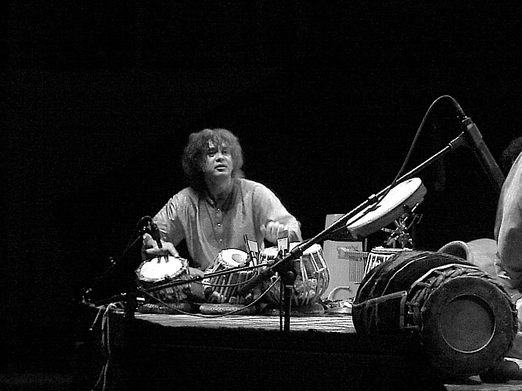 Zakir Hussain, 2001 - Foto: Sven.petersen, https://commons.wikimedia.org/wiki/User:Sven.petersen - Public domain - Datei: https://commons.wikimedia.org/wiki/File:Zakir_Hussain_Munich_2001.JPG