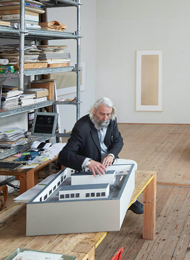 Hans Danuser in seinem Atelier mit dem Modell für die Ausstellung im Bündner Kunstmuseum (2017). Foto: Ralph Feiner