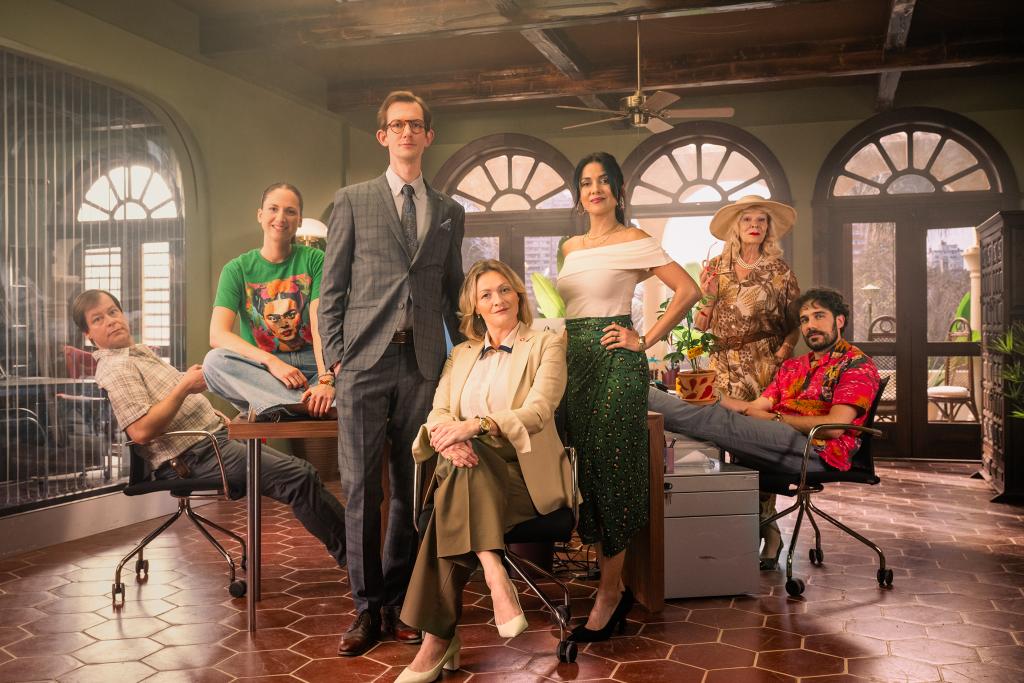 «Unsere kleine Botschaft», Lancierungsbild mit (v.l.) Danny Exnar (Arturo), Anaïs Decasper (Selina), Jonas Gygax (Adi), Susanne Kunz (Bea), Sandra Zellweger (Marisol), Birgit Steinegger (Frau Zybach), Matthias Schoch (Konsti), 2025 - Foto: © SRF/Pascal Mora
