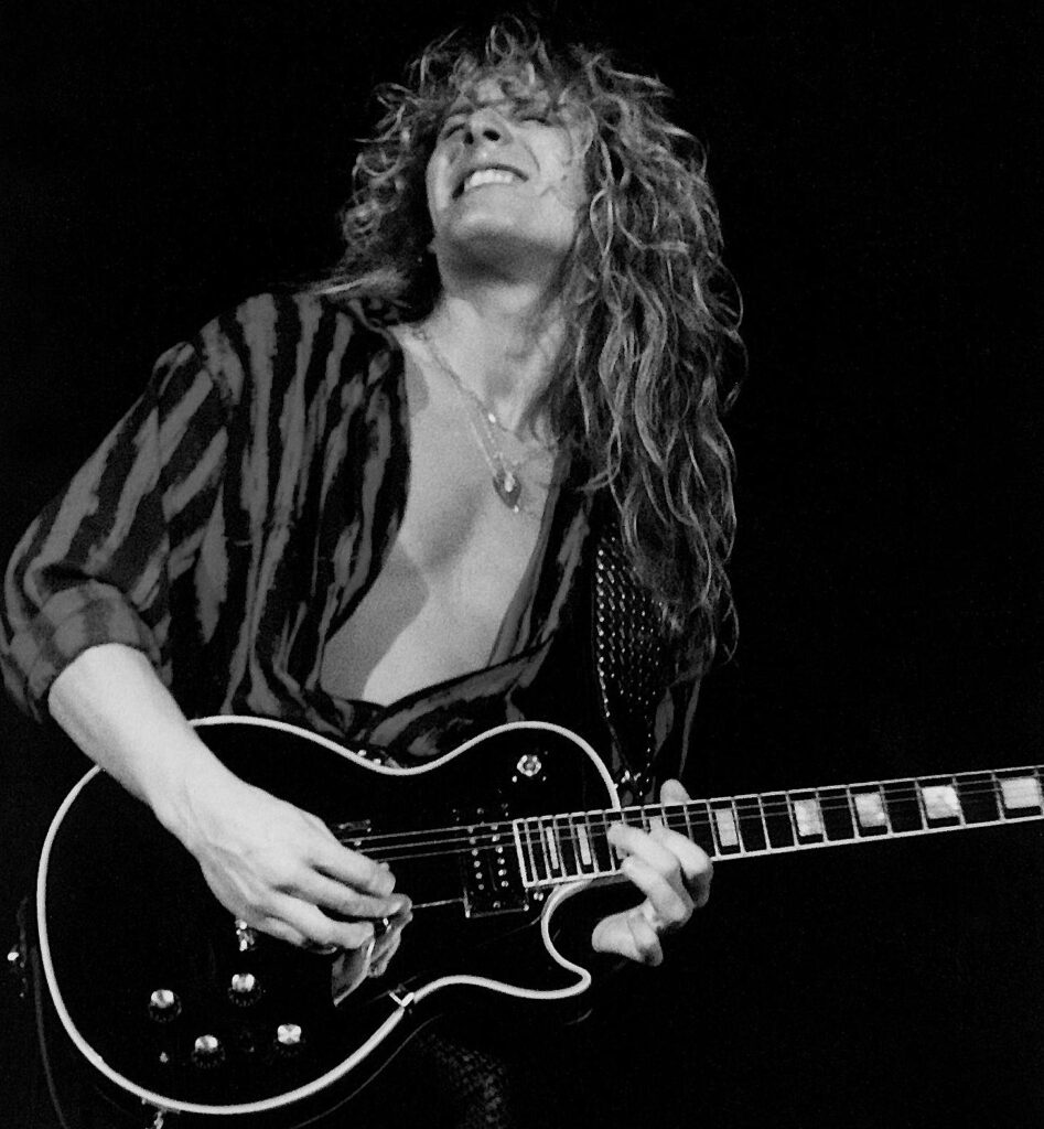 Bild: John Sykes, 1984 - Foto: odonata22 (Dana Wullenwaber), https://www.flickr.com/photos/odonata22/909872905/in/faves-24788065@N02/ - Lizenz: https://creativecommons.org/licenses/by-sa/2.0/deed.en - Datei: https://commons.wikimedia.org/wiki/File:John_Sykes_1984.jpg