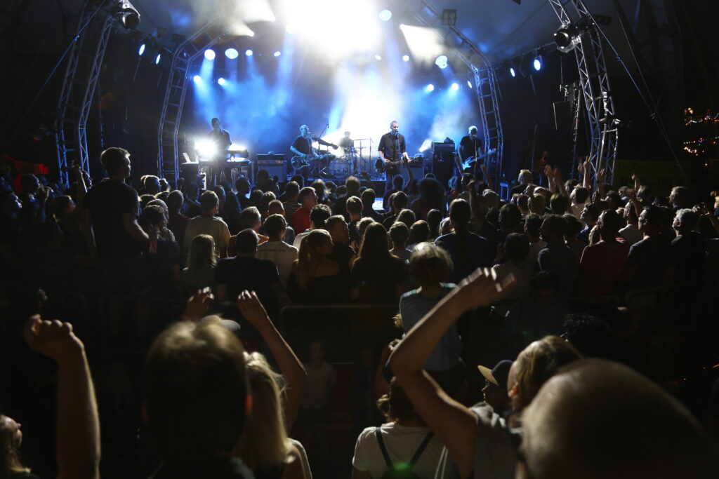 Symbolbild Publikum - Foto: Henning Schlottmann (User:H-stt), https://commons.wikimedia.org/wiki/User:H-stt - Lizenz: https://creativecommons.org/licenses/by-sa/4.0/deed.en - Datei: https://commons.wikimedia.org/wiki/File:Kettcar_2018-08-17_6666.jpg