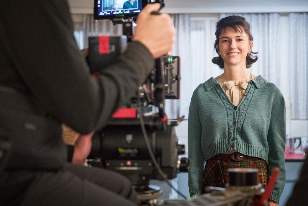 Sarah Spale als «Betty Bossy»-Erfinderin Emmi Creola bei den Dreharbeiten - Foto: © SRF / C-Films