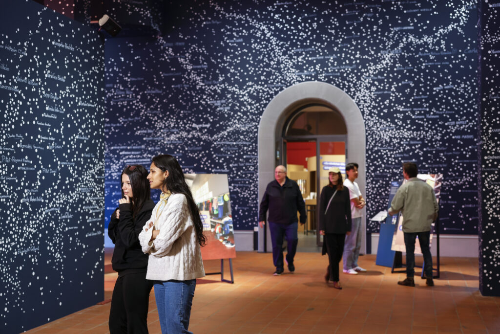 Die Ausstellung «Vom Glück vergessen. Fürsorgerische Zwangsmassnahmen in Bern und der Schweiz» stellt fünf Betroffene und ihre Schicksale ins Zentrum, die exemplarisch für Hunderttausende andere stehen.  © Bernisches Historisches Museum, Bern. Foto: Stefan Wermuth