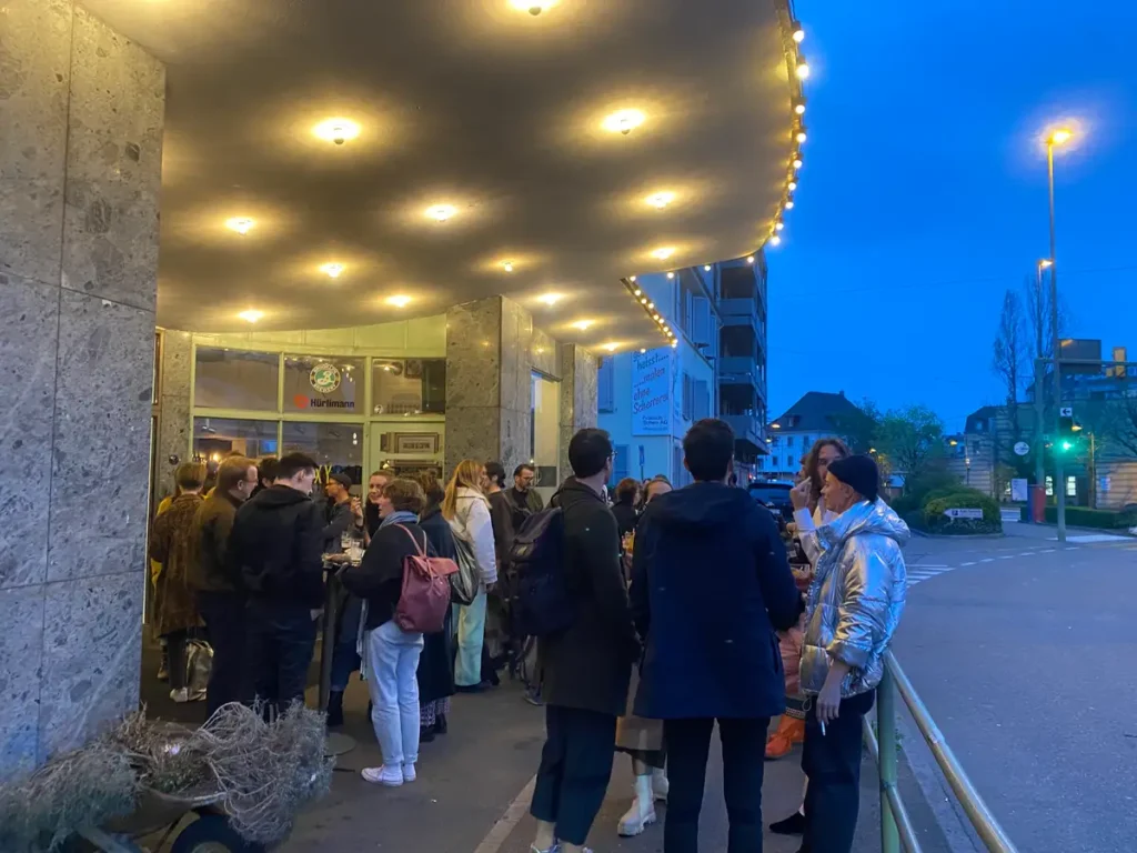Zuschauer:innen warten vor dem Theater Roxy in Birsfelden - Foto: © Noëmi Laux / Bajour