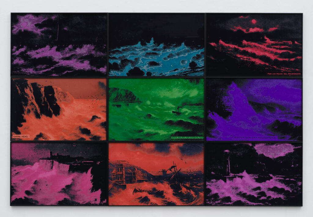 Susan Hiller, Night Watch, 2009, unique archival pigment prints, 145.5 x 220 x 2.5 cm; © Estate of Susan Hiller; Courtesy Lisson Gallery - Foto: Lea Kunz