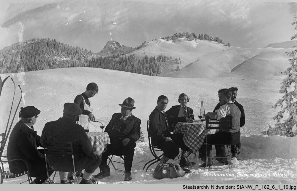 Fotosammlung Ansichtskartenverlag Engelberger > Beckenried > StANW P 182-6:1:19 Beckenried: Restauration Klewenalp im Winter ca. 1930 - 1980.