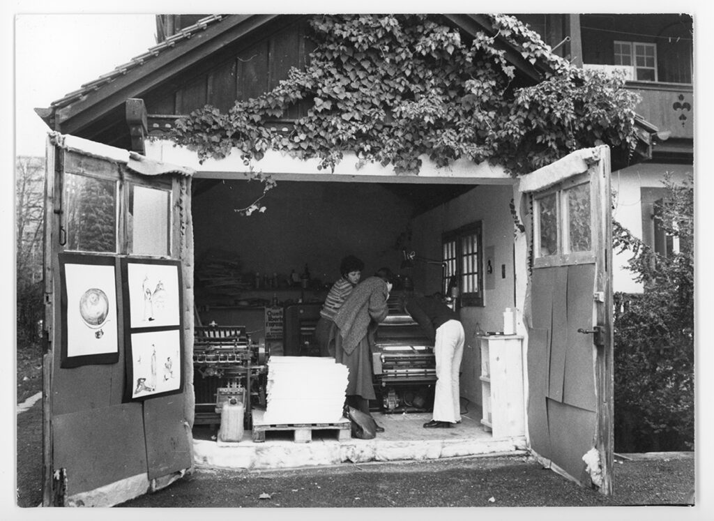 Les locaux à la rue Peschier (Arlette Avidor, Sabina Engel et Marlyse Pietri), vers 1976. Photo: © Jeanne Chevalier