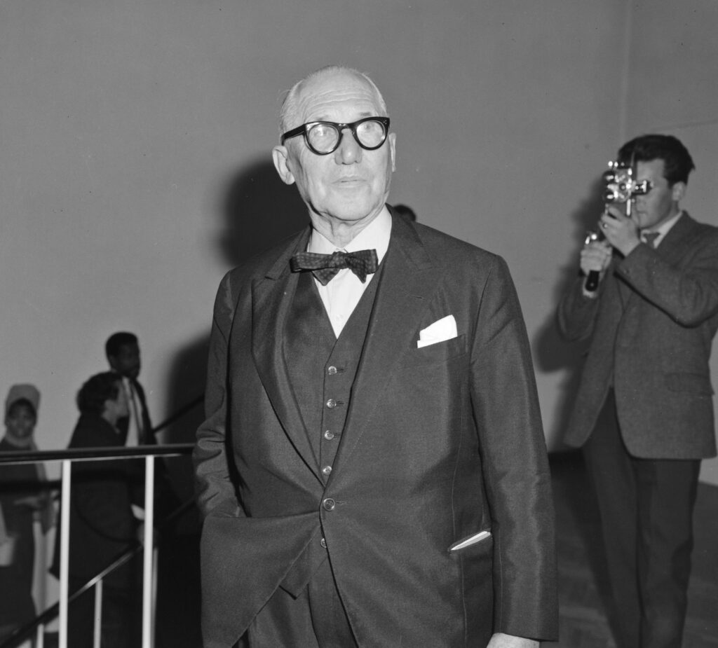 Le Corbisier, 1964 - Foto: Joop van Bilsen / Anefo, https://www.nationaalarchief.nl/onderzoeken/fotocollectie/aa7b03b0-d0b4-102d-bcf8-003048976d84 - Lizenz: CC0 1.0 Universal Public Domain Dedication - Datei: https://commons.wikimedia.org/wiki/File:Le_Corbusier_(1964)_Stedelijk_Museum_Sikkensprijzen_916-9288.jpg