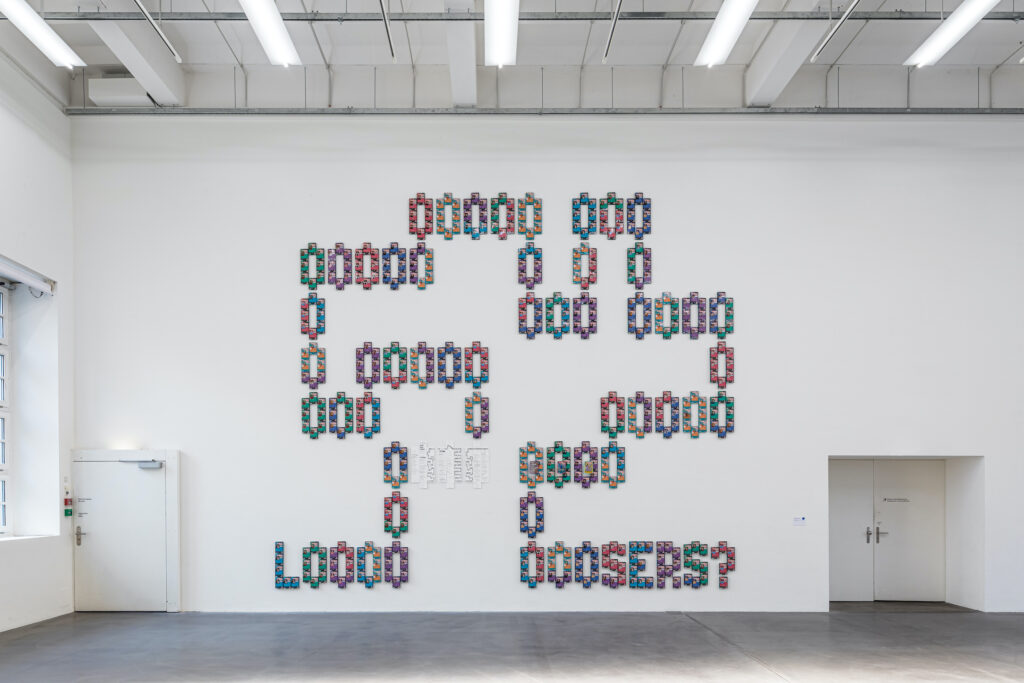 Stirnimann-Stojanovic, Win-Win For Life (Edition 3), 2023, Installationsansicht Werk- schau Kanton Zürich 2023, © Stirnimann-Stojanovic. Foto: Peter Baracchi