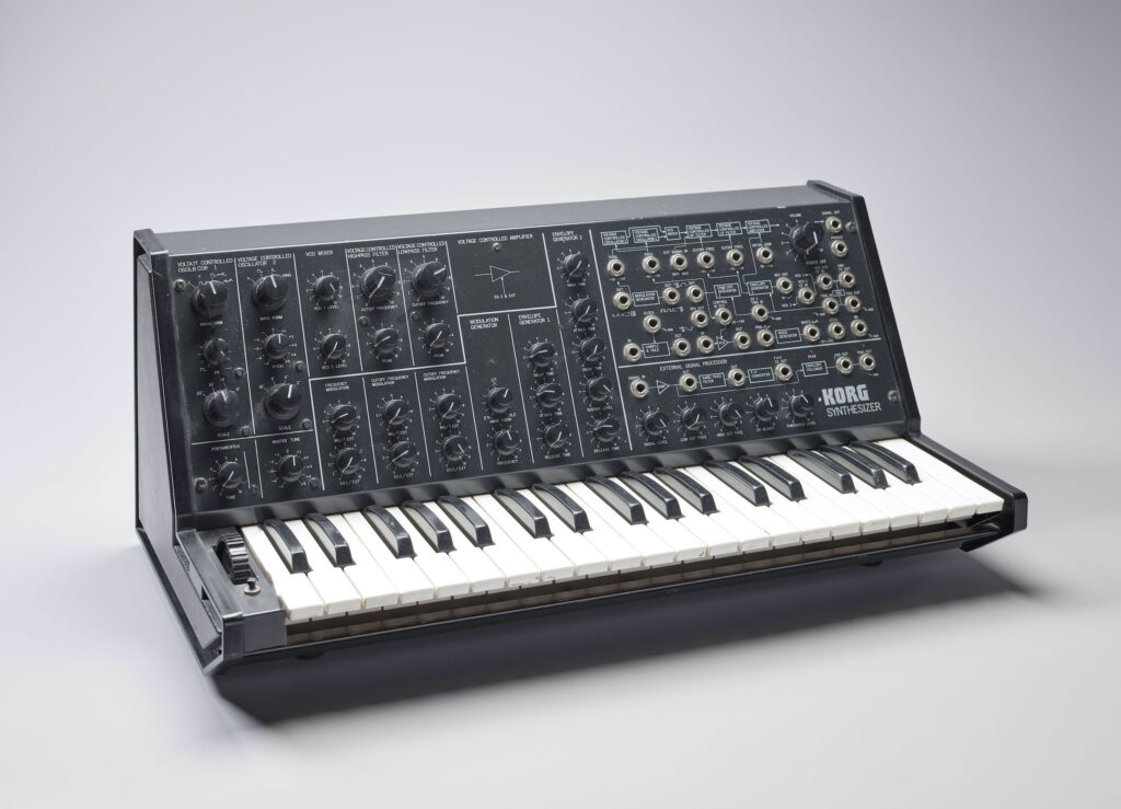 Synthesizer Korg MS-20, um 1980 Er ist einfach zu bedienen, hat einen aggressiven Klang und elektrisiert die Schweizer Jugend, die ab den 1980er Jahren, neben Punk und Rock, mit elektronischer Musik experimentiert. © Schweizerisches Nationalmuseum