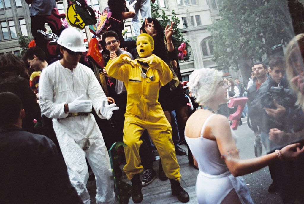 Street Parade, 1992 1992 zieht der erste Techno-Umzug mit etwa tausend Teilnehmenden durch die Zürcher Innenstadt. Die Veranstaltung wird als politische «Demonstration für Liebe, Friede, Freiheit, Grosszügigkeit und Toleranz» bewilligt. © Foto: Thomas Eugster
