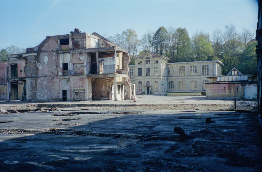 Gugelmann-Areal, Roggwil, 2001 In den stillgelegten Fabrikhallen der Buntweberei Gugelmann im Roggwill (BE) finden ab 1993 Mega-Raves statt. 2001 zerstört ein Grossbrand auf dem Areal die Gebäude. © ETH-Bibliothek Zürich. Foto: Hans-Peter Bärtschi