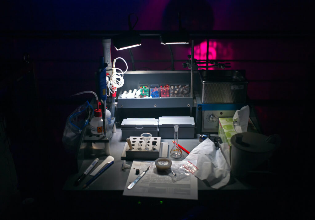 Mobiles Drug-Checking-Labor, 2015 1998 baut der Chemielaborant Daniel Allemann ein Gerät, mit dessen Hilfe sich Substanzen auf Inhaltsstoffe testen lassen, für den mobilen Gebrauch an Techno-Partys um und initiiert damit ein Pilotprojekt für mobiles Drug-Checking. © Foto: Daniel Allemann