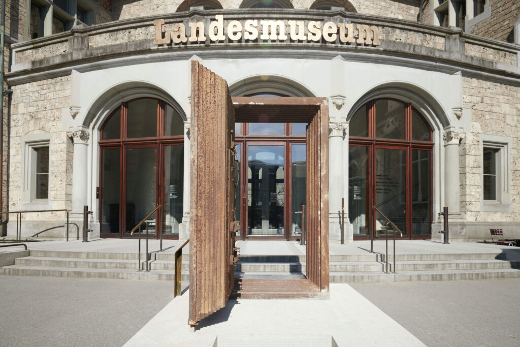 Stahltür des «Tresor» Clubs, 1991-2005 In den 1920er Jahren verschliesst die Tür den Tresorraum eines Berliner Kaufhauses. Nach dem Mauerfall entsteht dort der Club «Tresor». Heute ist die Tür ein Symbol der Technokultur. © Privatsammlung Dimitri Hegemann. Foto: Schweizerisches Nationalmuseum