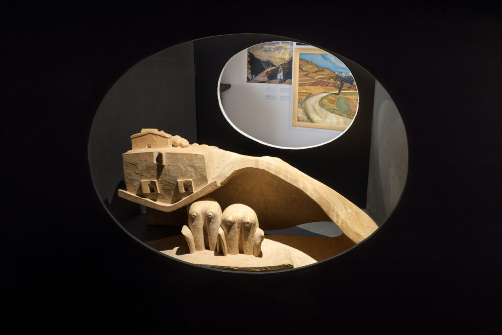 Pierre Loye, Voyageurs, érable, 2020. Exposition « bagnoles altitudes », Musée de Bagnes, 2025 © Musée de Bagnes, Photo : Olivier Lovey