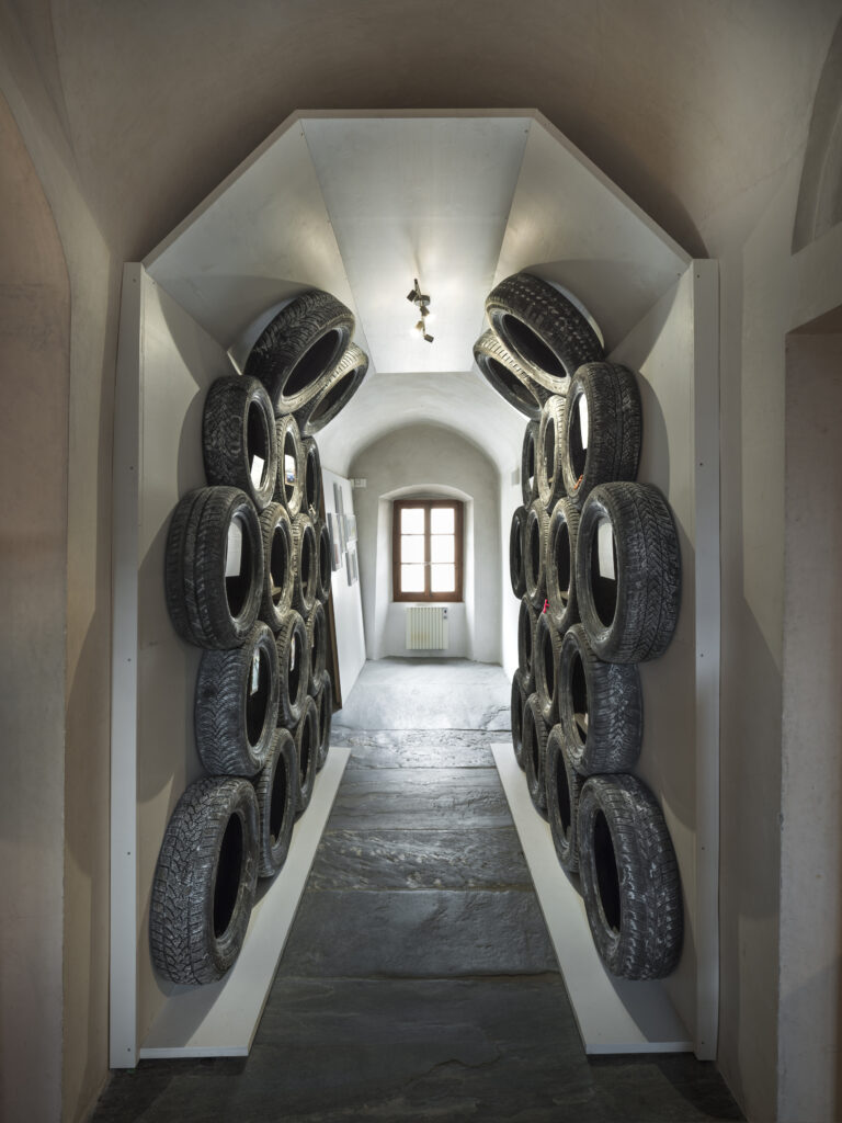 Exposition « bagnoles altitudes », Musée de Bagnes, 2025 © Musée de Bagnes, Photo : Olivier Lovey