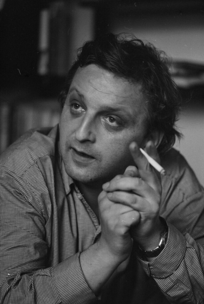 Bild: Peter Bichsel, 1967 - Foto: Gerber, Hans, Comet Photo AG (Zürich), ETH-Bibliothek_Com_L16-0790-0002-0001 - Lizenz: https://creativecommons.org/licenses/by-sa/4.0/deed.en - https://commons.wikimedia.org/wiki/File:ETH-BIB-Peter_Bichsel,_Schriftsteller_und_Lehrer-Com_L16-0790-0002-0001.tif?page=1 - Auftrag: SIZ, Schweizer Illustrierte Zeitung