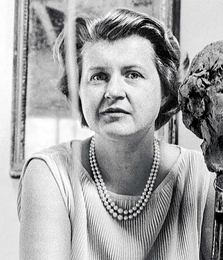 Alice Pauli. Galeriste, collectionneuse et mécène Alice Pauli photographiée dans l’atelier d’un sculpteur, vers 1955. Détail Photo : © Droits réservés