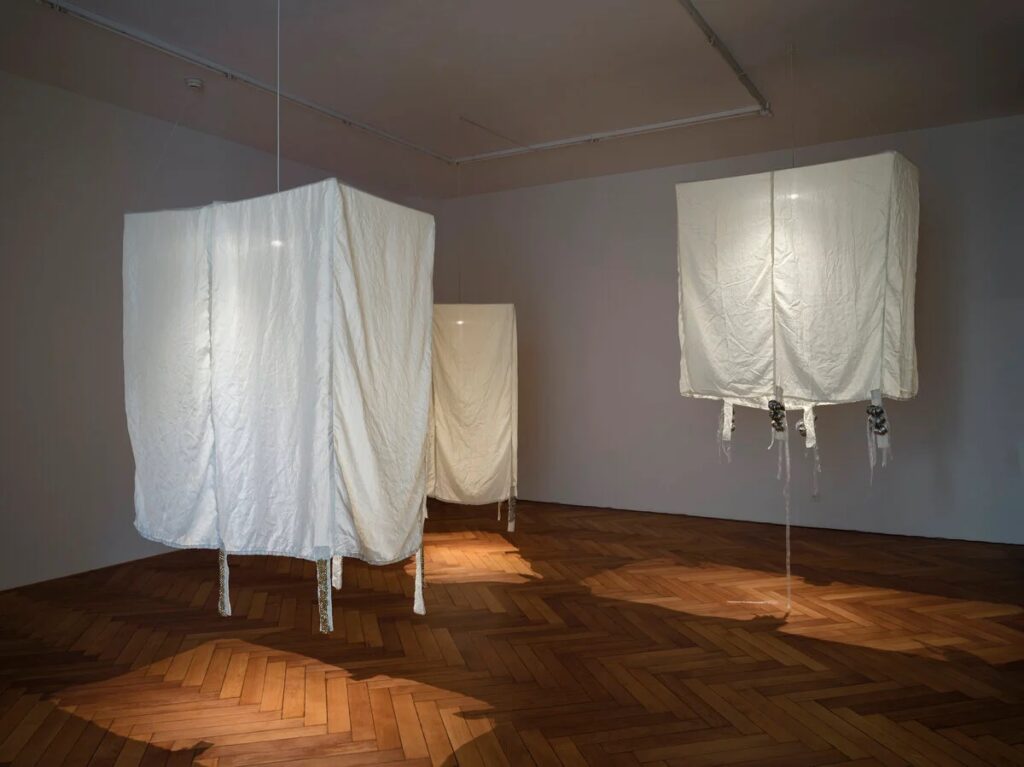 Rhoda Davids Abel, BittergoetundefinedBitter Things, 2025, Ausstellungsansicht Stadtgalerie Bern - Foto: © Cedric Mussano