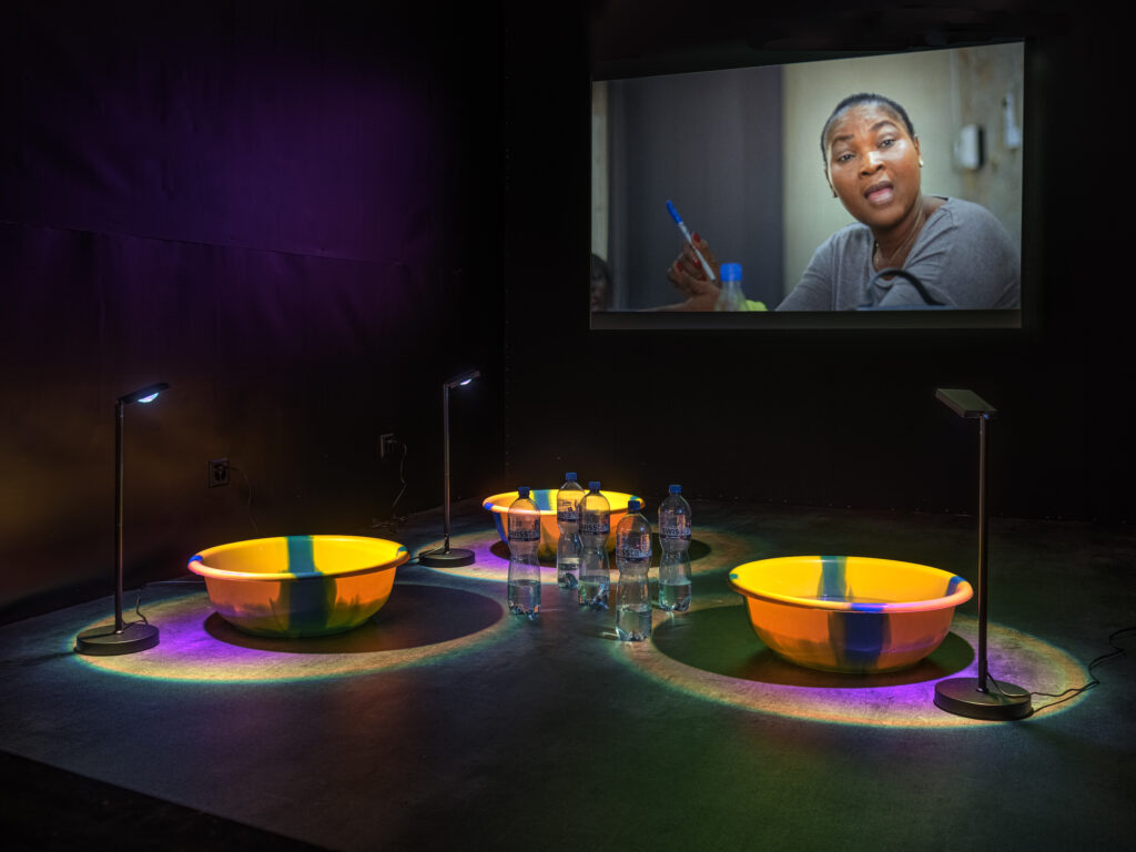 Vue de l’exposition Magali Dougoud. Aux eaux promises Musée d’art du Valais, Sion, 2025-2026 Magali Dougoud, Mati Wata Water, 2025 © Magali Dougoud. Photo : Musées cantonaux du Valais, Sion / Olivier Lovey