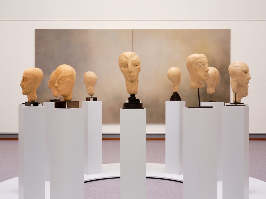 Ausstellungsansicht «À suivre: Eva Aeppli in der Sammlung des Kunstmuseums Solothurn» Foto: David Aebi © Susanne Gyger