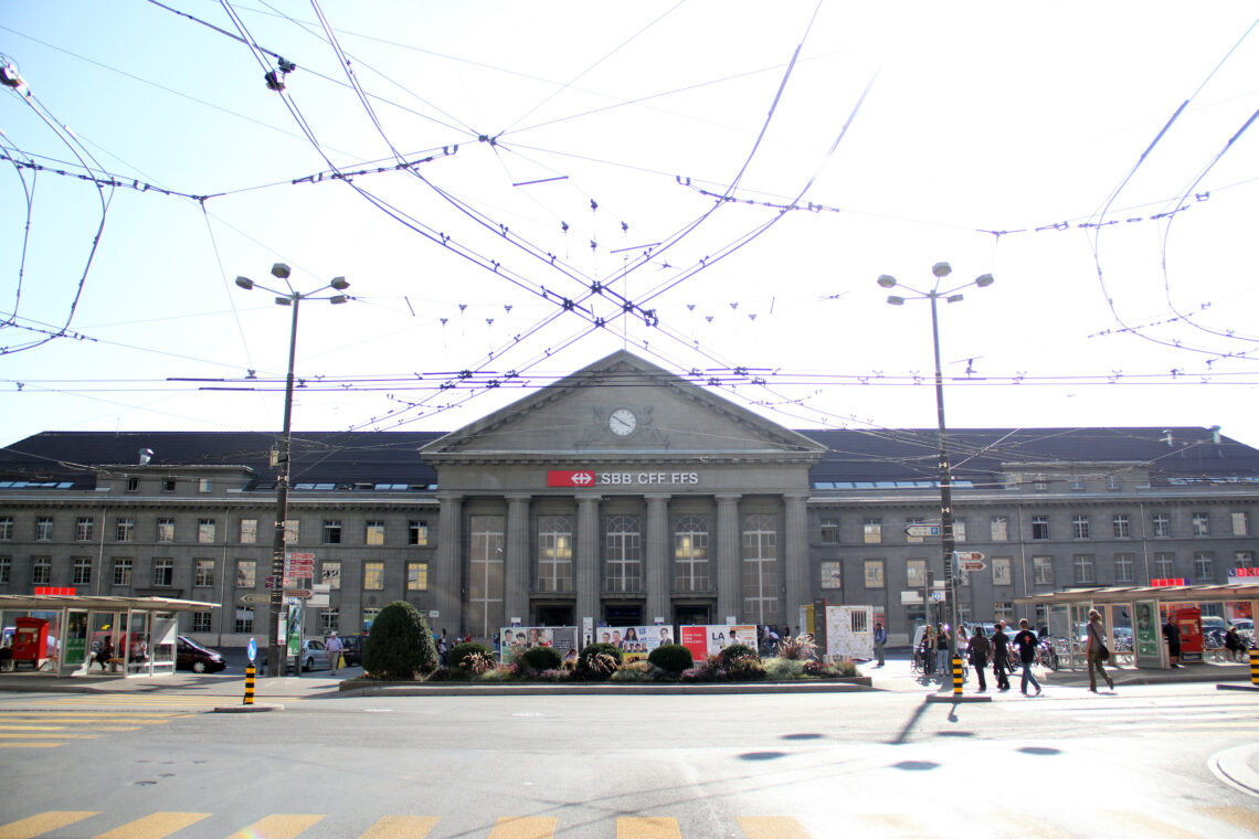 Bahnhof Biel/Bienne - Foto: Tankstellenidau, 2011 - Lizenz: https://creativecommons.org/licenses/by-sa/3.0/deed.en - Datei: https://commons.wikimedia.org/wiki/File:Bahnhof_Biel_gross.jpg