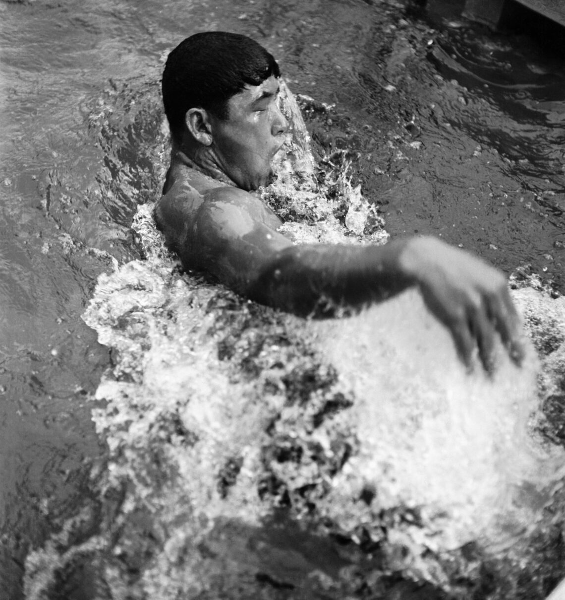 Jeux Olympiques Helsinki 1952, Natation - Un nageur s'entraîne © 1952 Comité International Olympique (CIO)