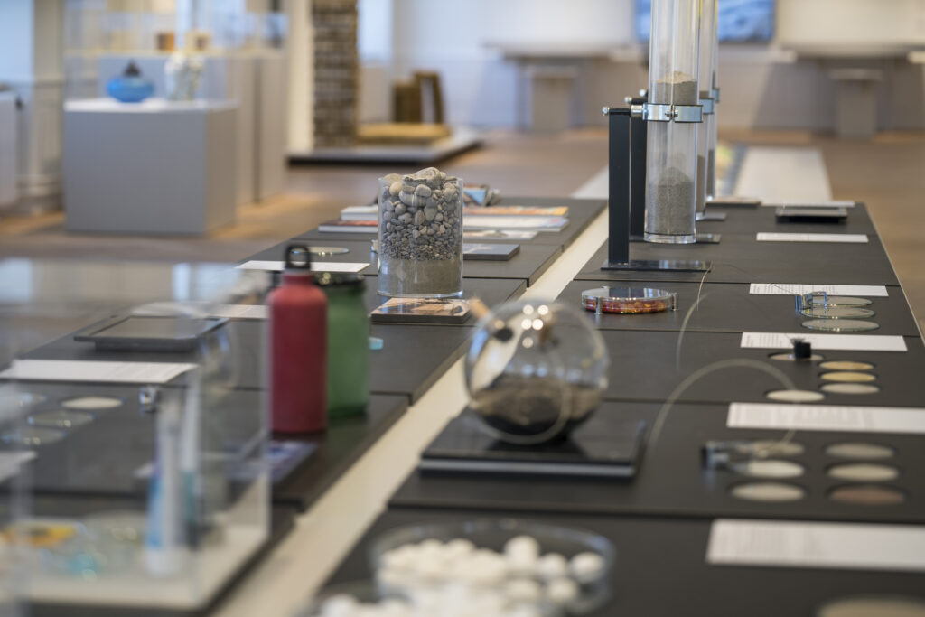 Blick in die Ausstellung «Before and After Sand» im Gewerbemuseum Winterthur, 2025 - Foto: © Michael Lio