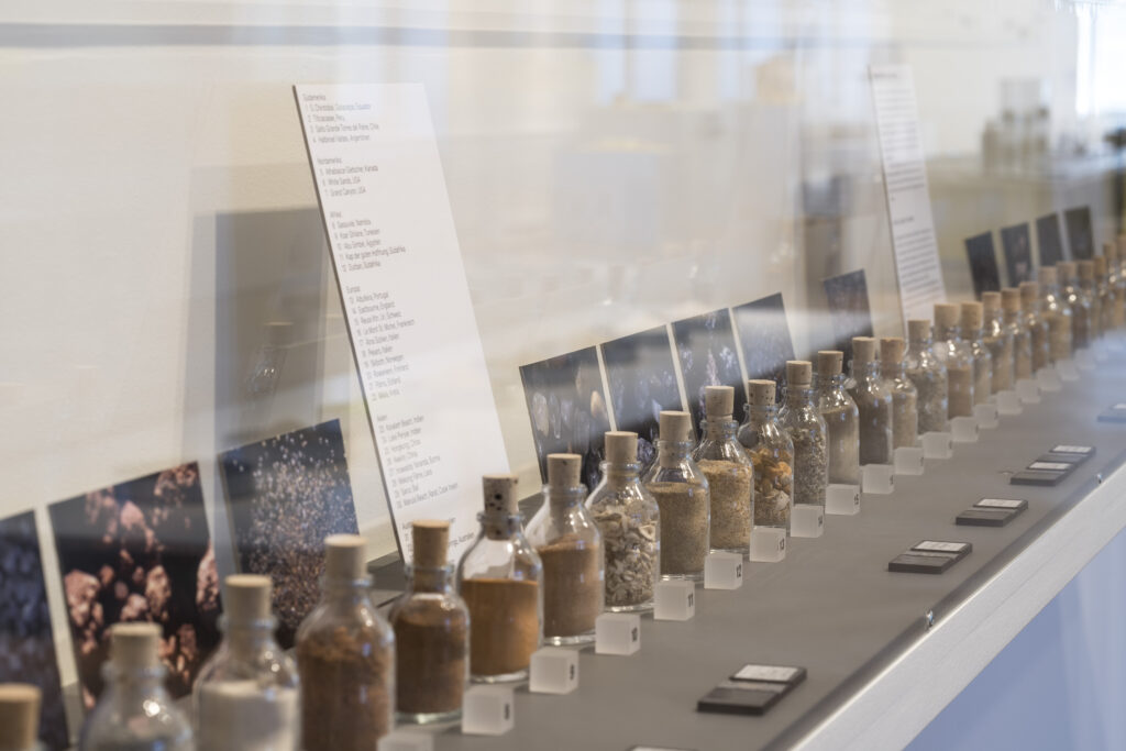 Blick in die Ausstellung «Before and After Sand» im Gewerbemuseum Winterthur, 2025 - Foto: © Michael Lio