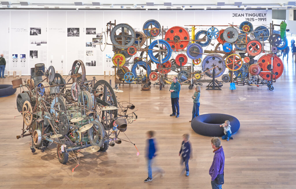 Installationsansicht in der Ausstellung La roue = c’est tout mit Werken von Jean Tinguely Titel: Fatamorgana, Méta-Harmonie IV, 1985 (hinten) Klamauk, 1979 (vorne) Fotocredit: Daniel Spehr
