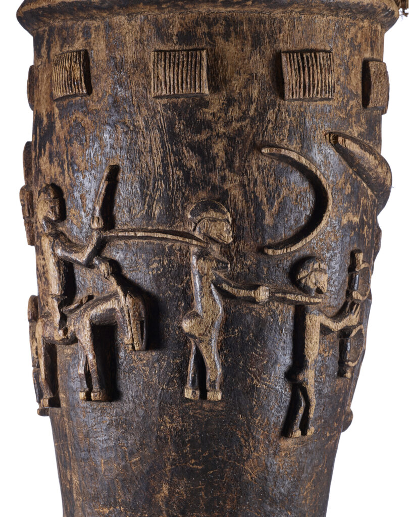 Plièwo, tambour Côte d’Ivoire, 17 km au nord de Korhogo Sénoufo. 20e siècle Bois, peau, corde, fragment d’os de mâchoire Acheté par le MEG en 1965 ; vendu par des artisans Sénoufo au galeriste René David (galerie Walu) à Bienne MEG Inv. ETHMU 032663 © MEG, J. Watts