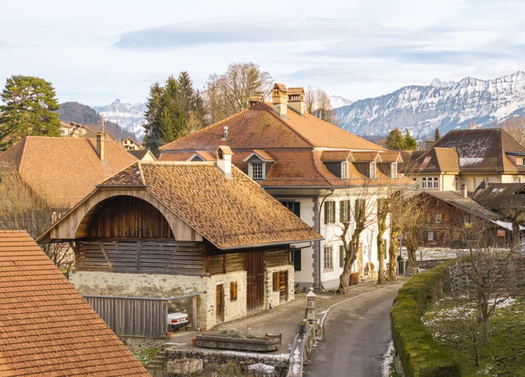 Das über 200 Jahre alte Wellauerhaus und die dazugehörige Scheune in Wimmis - Foto: © Roland Juker