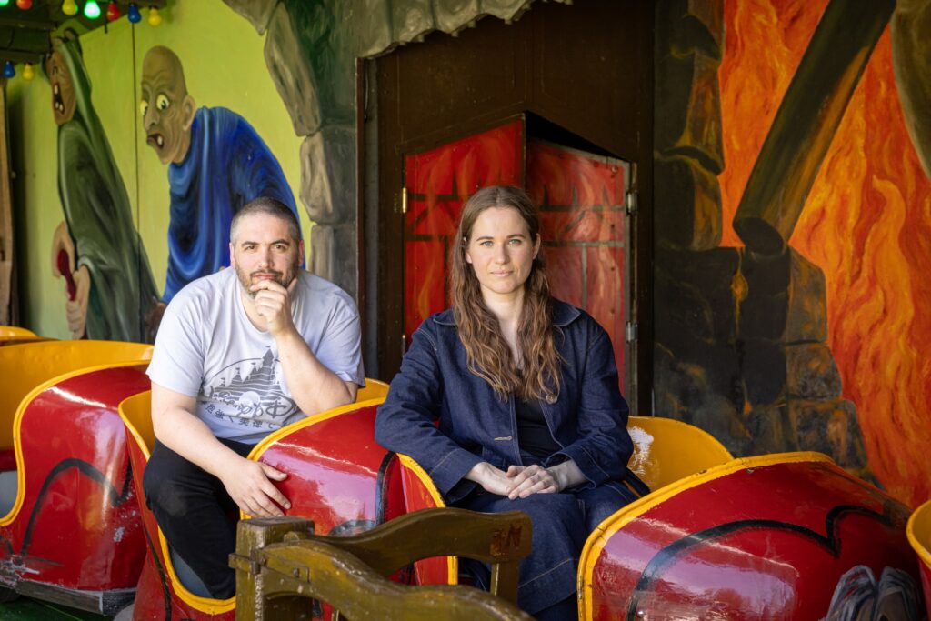 Rebecca Moss und Augustin Rebetez in der Kunst- Geisterbahn Scream Machines Copyright: © Museum Tinguely, Basel Fotocredit: 2025 Museum Tinguely, Basel; Matthias Willi