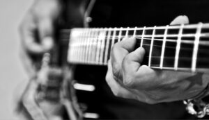 Symbolbild - Public domain - Datei: https://commons.wikimedia.org/wiki/File:Allen_Steelgrave,_a_musician_with_the_Traveling_Guitar_Foundation,_performs_for_students_at_Ramstein_Middle_School_on_Ramstein_Air_Base,_Germany,_May_21,_2013_130521-F-YC884-612.jpg?uselang=de
