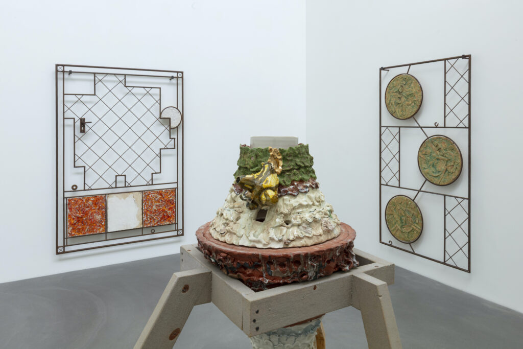 Ausstellungsansicht, Klang der Erde. Keramik in der zeitgenössischen Kunst, Kunstmuseum Appenzell, 25.5. – 14.9.2025, Foto: Stefan Rohner Exhibition view, Sound of the Earth. Ceramics in Contemporary Art, Kunstmuseum Appenzell, 25.5. – 14.9.2025, photo: Stefan Rohner Werke im Bild (links nach rechts) / Works in picture (left to right) Martin Chramosta, FUR, 2022, Courtesy Martin Chramosta Nicole Cherubini, Lethykos Amphora, 2007, Courtesy of the artist, Galerie Michael Janssen and Friedman Benda, New York Martin Chramosta, Caccia, 2022, Courtesy Martin Chramosta
