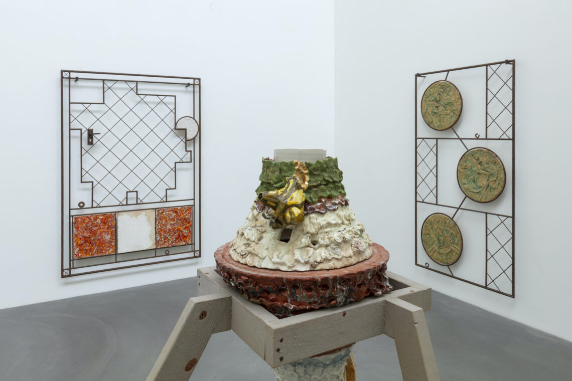 Ausstellungsansicht, Klang der Erde. Keramik in der zeitgenössischen Kunst, Kunstmuseum Appenzell, 25.5. – 14.9.2025, Foto: Stefan Rohner Exhibition view, Sound of the Earth. Ceramics in Contemporary Art, Kunstmuseum Appenzell, 25.5. – 14.9.2025, photo: Stefan Rohner Werke im Bild (links nach rechts) / Works in picture (left to right) Martin Chramosta, FUR, 2022, Courtesy Martin Chramosta Nicole Cherubini, Lethykos Amphora, 2007, Courtesy of the artist, Galerie Michael Janssen and Friedman Benda, New York Martin Chramosta, Caccia, 2022, Courtesy Martin Chramosta