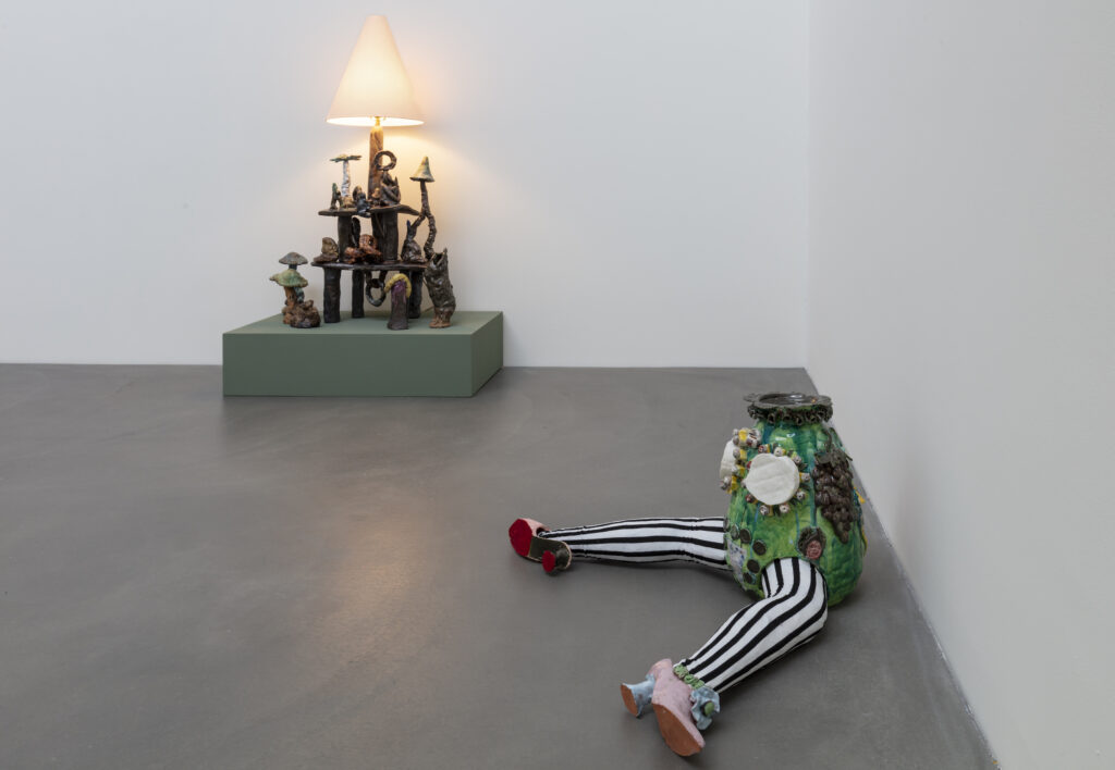 Ausstellungsansicht, Klang der Erde. Keramik in der zeitgenössischen Kunst, Kunstmuseum Appenzell, 25.5. – 14.9.2025, Foto: Stefan Rohner Werke im Bild (links nach rechts) / Works in picture (left to right) Carmen D'Apollonio, Can't have it all, 2024, The Artist, Los Angeles; Courtesy Tobias Mueller Modern Art, Zurich and Friedman Benda, New York Lindsey Mendick, Cheese Bored, 2018, Courtesy of the artist and Carl Freedman Gallery, Margate
